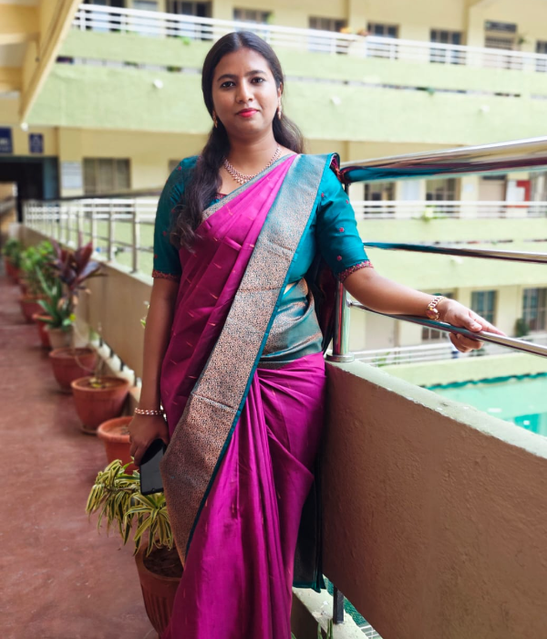 https://vokkaligas.com/v-vivah/v-images/female.png